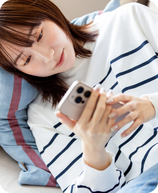 スマホを見る女性