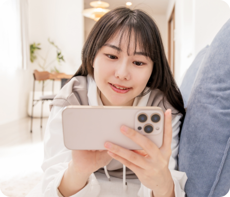 スマホを見ながら悩む女性