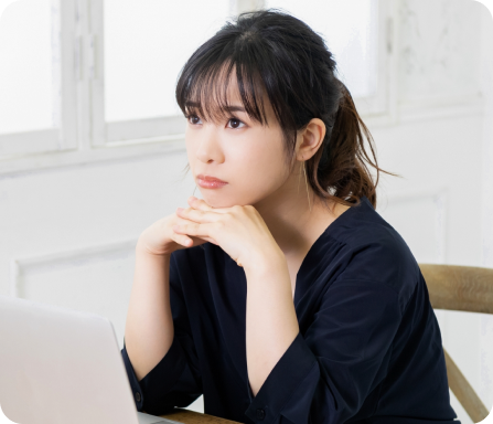 腕を組んで悩む女性