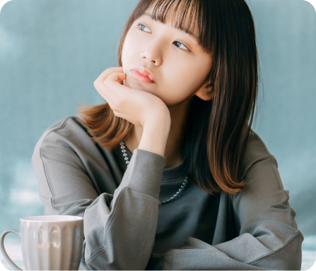 上を見ながら考える女性